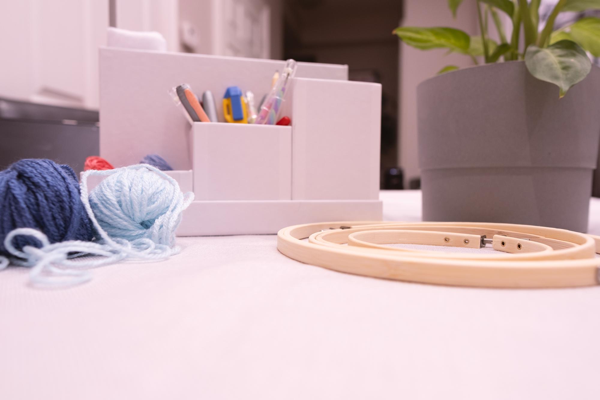 interior atelier cu masa de lucru